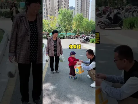 爸爸刚下班回来第一时间是抱儿子，没想