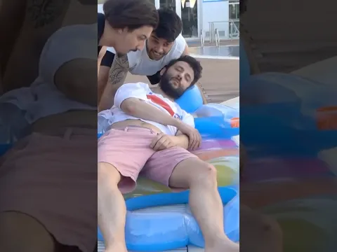 laz’ı uyutup havuza atma şakası.