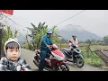 Lagu The girl pushing the motorbike was fortunate to receive help from a police officer