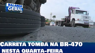Carreta tomba na BR-470 nesta quarta-feira