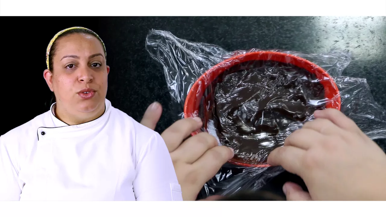 How to Make Chocolate Ganache

recipe
1 bar of chocolate or 2 bars to taste bitter
1 cream

WHITE CH. 