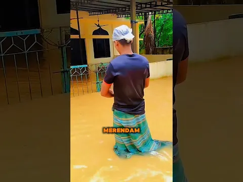 Pria Tetap Salat Meski Masjid Terendam Banjir