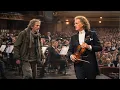 Lagu DEZE DAKLOZE KLIMT ZONDER TOESTEMMING HET PODIUM OP… ANDRÉ RIEU DOET IETS WAT NIEMAND VERWACHTTE