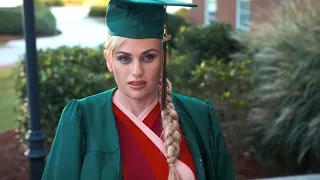 بنت بتدخل المدرسة الثانوية وهي عندها ١٤ سنة وبتتخرج منها وهي عندها ٣٧ سنة Senior Year 