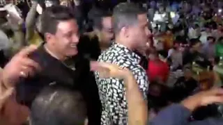 حسن شاكوش يشعل الفرح وحمو بيكا بيرش عليه فلوس انا وسط ناسي دندنها