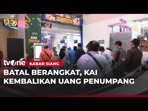 Antrean Refund Tiket KA di Stasiun Gambir