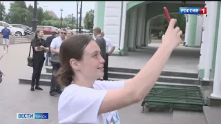 На здании Омского академического театра драмы установили QR-код
