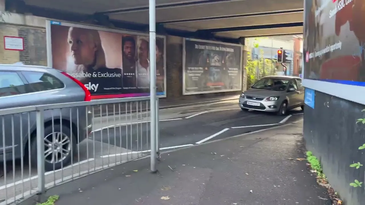Walking down the streets of Woking | UK 🇬🇧