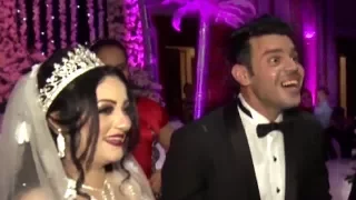ذهول العريس لما اتفاجئ ان العيلة كلها عاملين له اغنية                    دندنها