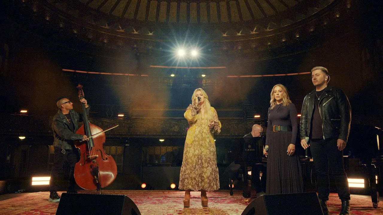 Kelly Clarkson - mine (Stripped Live at the Belasco Theater) Kelly Clarkson - mine (Stripped Live at the Belasco Theater)