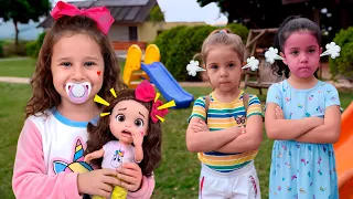 A rotina no parquinho da bebê Valentina com sua boneca favorita! Ela está viva!