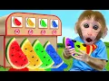 Download Lagu Monyet Bon Bon Imut minum jus buah dari mesin penjual otomatis dan mencari barang di taman
