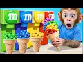Download Lagu Bebé Mono BiBi cuida al patito y va a vender helado de gelatina arcoíris - MONO BIBI ESP