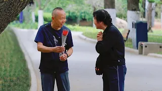 Secretly Giving Rose to a Couple | Social Experiment 男生们突然收到另一半送的玫瑰花会有什么反应？画面真的太甜了