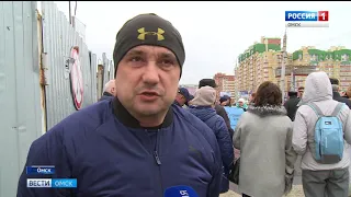 На митинг вышли дольщики дома по улице 70 лет Октября 3