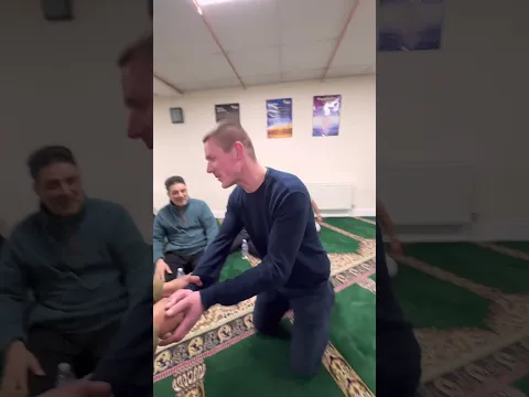 ملحد من دولة آوروبية يعتنق دين الإسلام في منتصف شهر رمضان🌙🥺في بريطانيا الله أكبر!!!