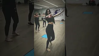 تعلمي بداية الدخول بالرقص مع الدوران والمشي 