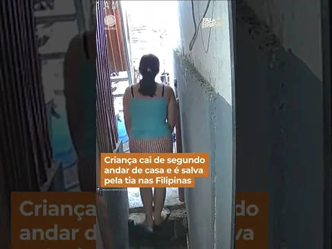 Criança cai e segundo andar de casa e é segurada pela tia nas Filipinas #shorts #falabrasil