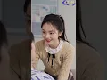 失憶醒來校服美女突然親上來，聲稱自己是他的女朋友！長髮美女卻聽完轉身就走，神情失望得像被辜負多年！他越聽越不對勁，原來失憶後身邊每個人都藏著秘密！當所有人都在演戲，只有他開始懷疑真相！