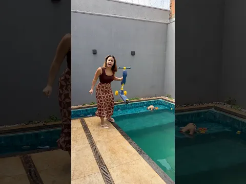 Com a filha amarra todo pai e joga ele no fundo da piscina 😂 #shorts