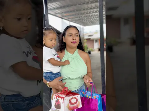 Daniela no quiere dar un regalo al mendigito