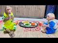 Download Lagu Super funny ! CUTIS shows cooking skills to Baby monkey's panic 😂