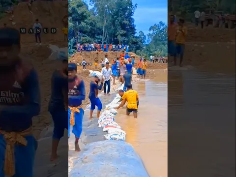 বাঁধ ভেঙ্গে হাজার মানুষের বাড়ি ঘর পানিতে ডুবে গেছে।