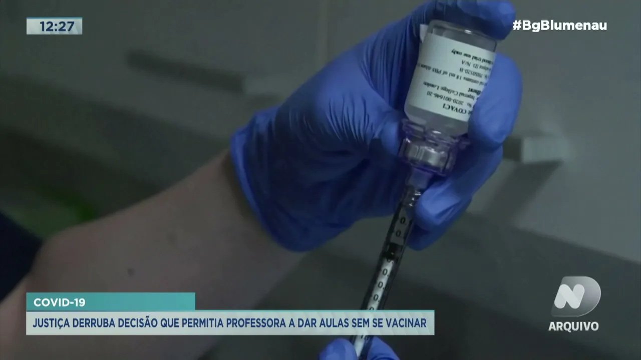Justiça derruba decisão que permitia professora a dar aulas sem se vacinar