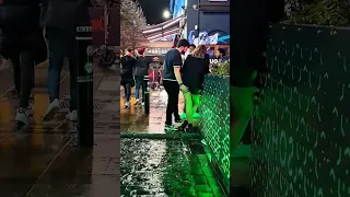 الحياة الليلية في ليفربول  المملكة المتحدة بعد منتصف الليل يونيو                                   دندنها