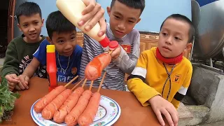 Cậu Bé Nhà Nghèo Lần Đầu Ăn Xúc Xích
