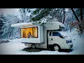 Lagu ❄️폭설 내리는 호숫가에서 따뜻한 화목난로 있는 오두막 트럭 캠핑카로 강아지와 아늑한 연말 설중캠핑 | 장작, 붓소리 ASMR | 탄도항