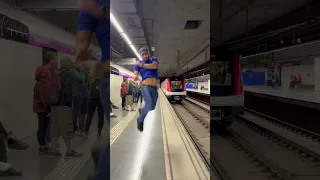 شوفو كيف خاف سائق المترو في برشلونة 