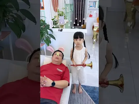 爸爸真厲害，睡著了還會吹喇叭😂#爸爸帶娃 #家有萌娃