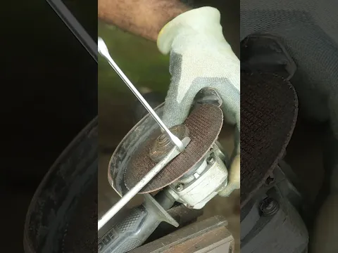 Genius Angle Grinder Hack to Remove Discs Without the Key! 🛠️🔥