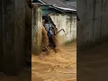 Lagu Detik-detik Menegangkan! Pria Nekat Jebol Tembok Rumah, Terseret Arus Deras Banjir Bandang Bekasi!