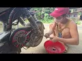 Download Lagu Gadis hebat itu memperbaiki mobil yang rusak dan terus melaju.