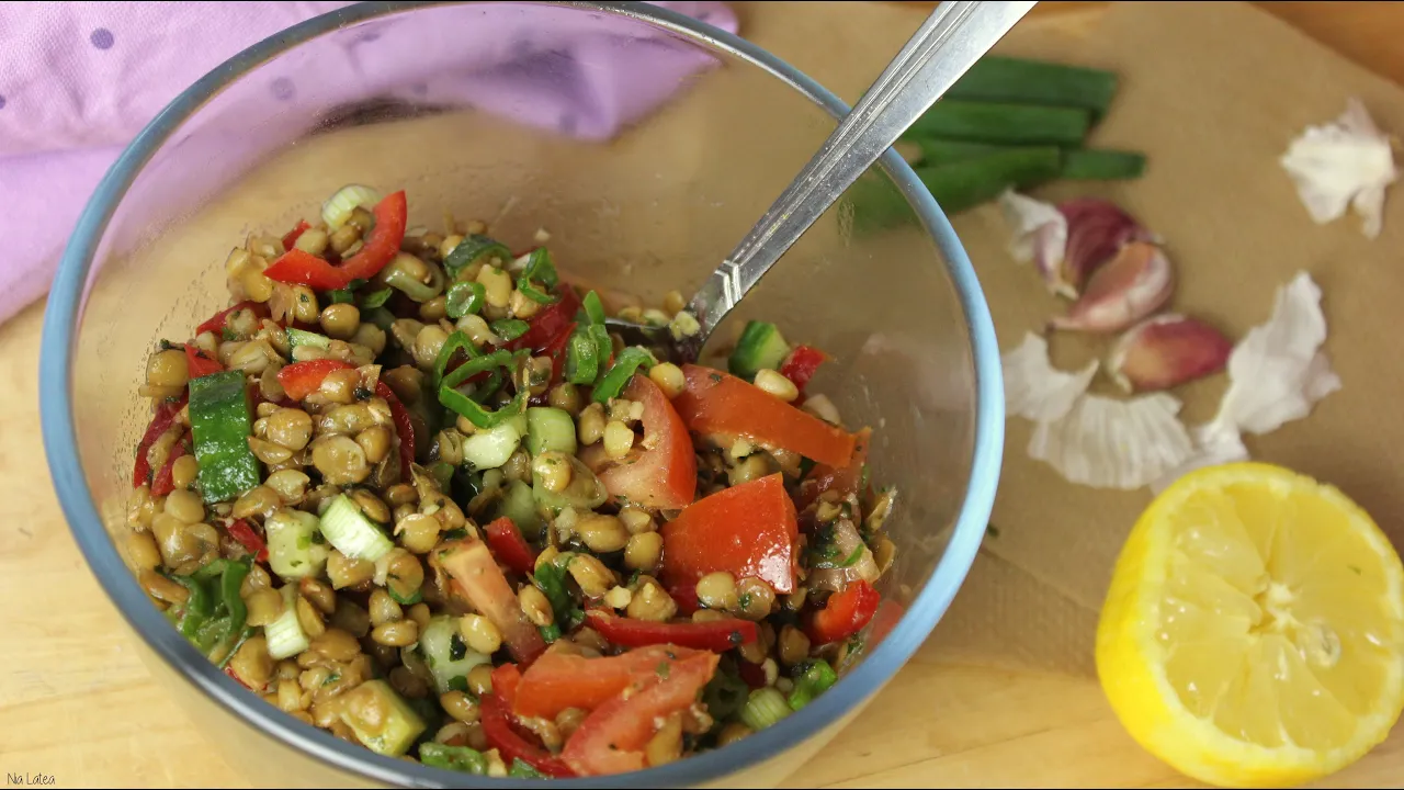 Dieser Linsensalat mit Roter Bete ist perfekt fürs Meal Prep oder die schnelle und gesunde Feieraben. 