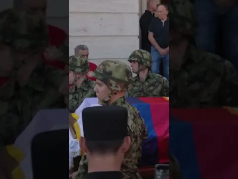 I dënuari për gjenocid, Ratko Mlladiç, varroset me nderime në Beograd