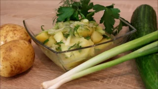 klassischer Kartoffelsalat ohne Mayonnaise. 