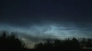 Редким видео серебристых облаков поделился руководитель Омского планетария Владимир Крупко