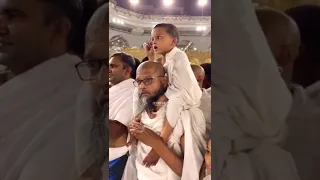 أذان بصوت طفل يلفت أنظار من حوله وكأن لسان حاله يقول ياناس استيقظوا من غفلتكم 