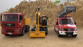 ของเล่นก่อสร้าง ได้แก่ รถบรรทุกดัมพ์ รถดับเพลิง และรถขุดสำหรับสร้างสระว่ายน้ำ