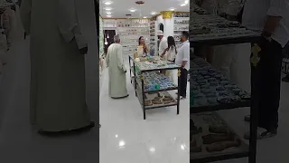 تهرب يا ابن الناس الاجانب هنا رافعين شعار احنا الاجانب فقره الفراعيه 