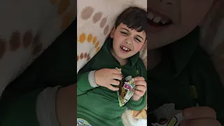 دينيز فجأة صار يسعل   بابا خاف عليه وحاول يساعدو  دندنها