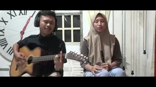 Download MENEPI COVER AKUSTIK bareng cewek cantik MP3