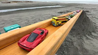 It’s summer, it’s the beach, it’s Tomica! ☆ Build a track on the sand and race your toy cars.