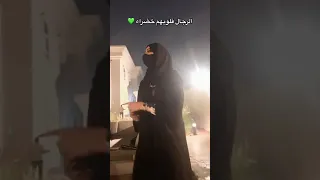 شاعره خليجيه تلقي قصيده على الرجال فالشارع وتجمعو عليها الناس 