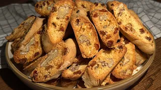 Az ərzaqla böyük bir soba listiylə bir peçenyə, fərqli bərəkətli şirniyat