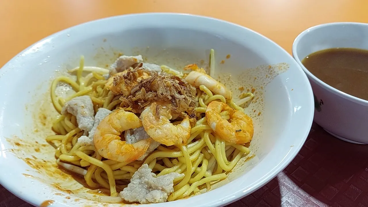 Tekka Centre. 545 Whampoa Prawn Noodles. Prawn Noodles Stall with Comforting Prawn-y Soup