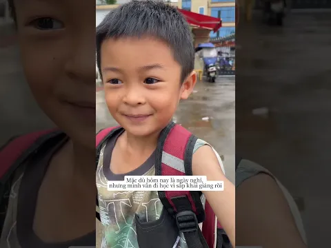 Cậu bé háo hức ngày đầu lên lớp mới